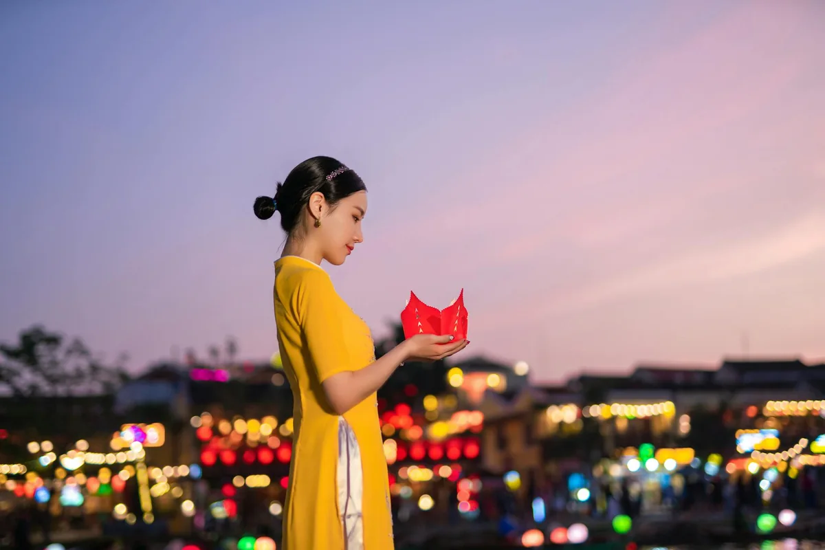 产品视频拍摄现场，摄影师布置灯光与产品展示台